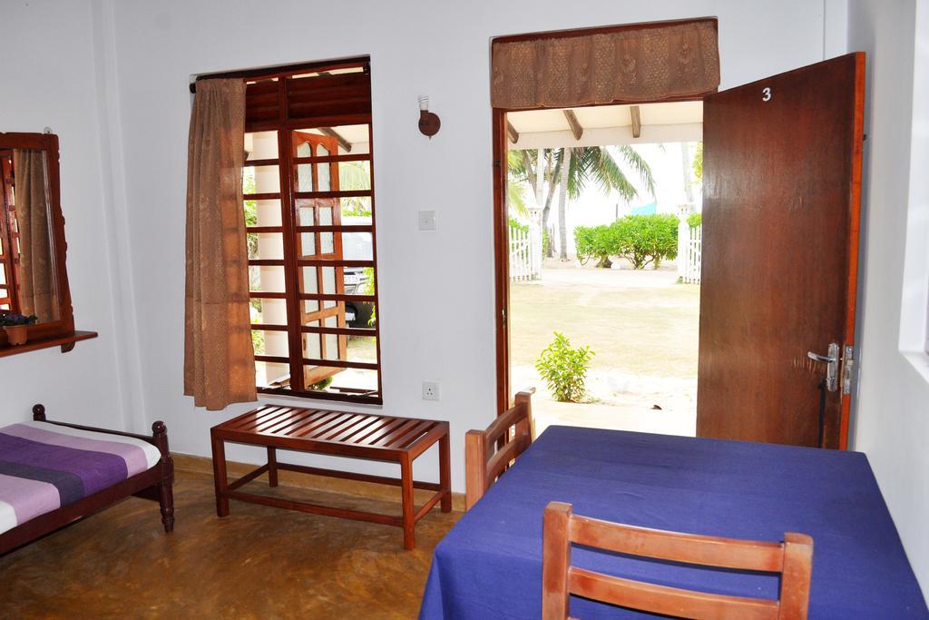 Dilena Beach Inn Тангалла Экстерьер фото