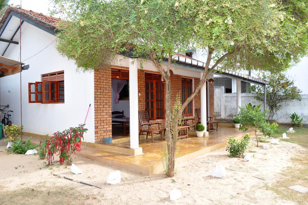 Dilena Beach Inn Тангалла Экстерьер фото
