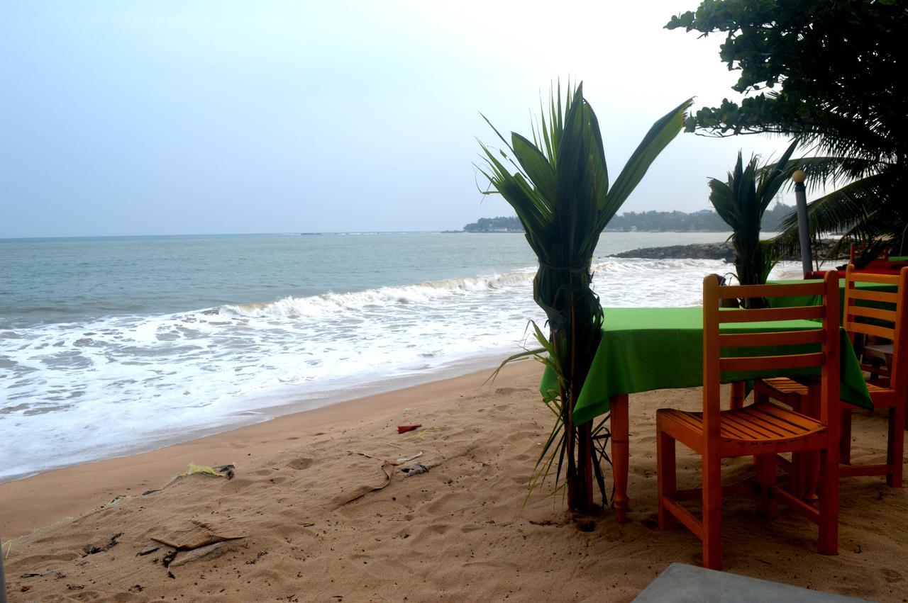 Dilena Beach Inn Тангалла Экстерьер фото